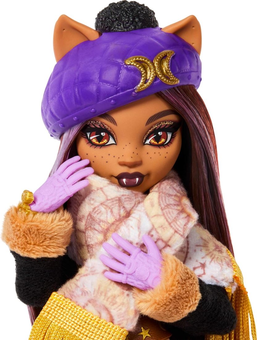 Clawdeen Wolf Cabin Slay-cation Suitcase Set view 5