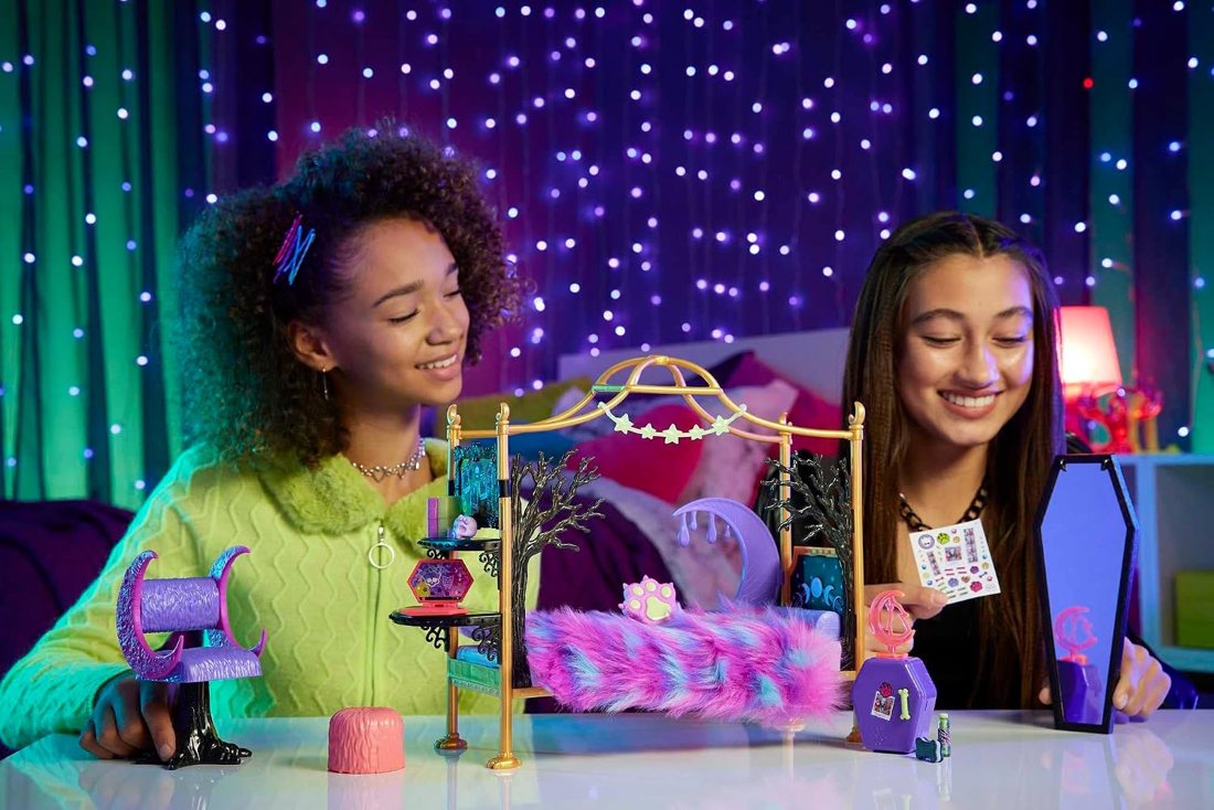 Clawdeen Wolf Bedroom Playset view 3