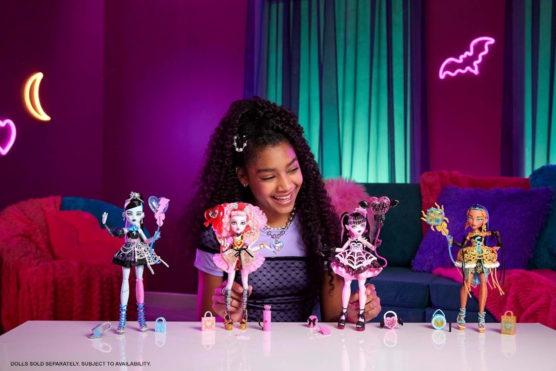 Clawdeen Wolf Scary Sweet Cake Kit view 3