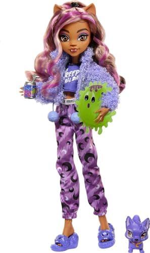Clawdeen Wolf Creepover Party doll in cardigan with pizza box