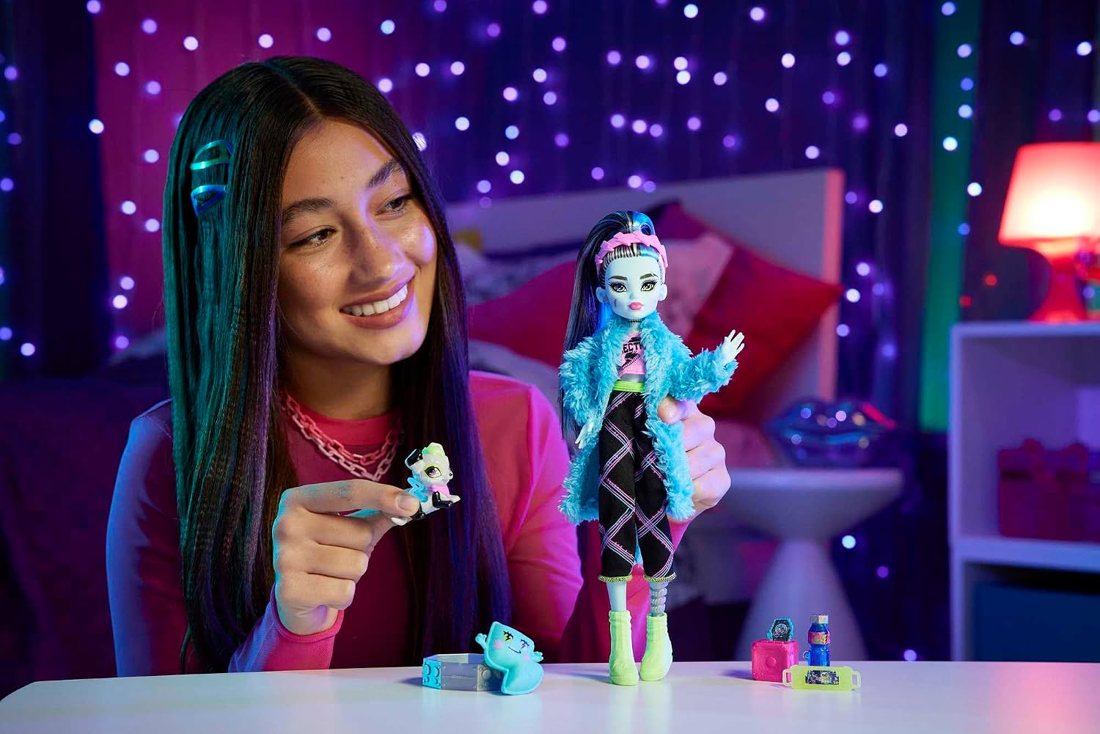 Frankie Stein Creepover Party Doll view 3